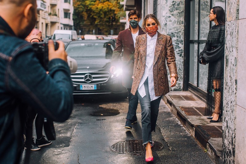 Street Style: Τι φορούν τώρα οι πιο καλοντυμένες γυναίκες στο Μιλάνο; - εικόνα 8