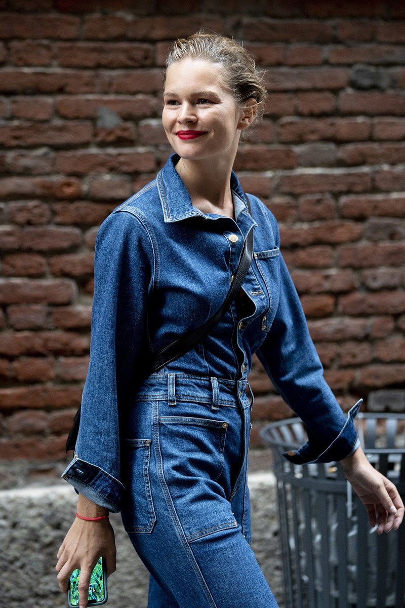 Street Style: Τι φορούν τώρα οι πιο καλοντυμένες γυναίκες στο Μιλάνο; - εικόνα 10