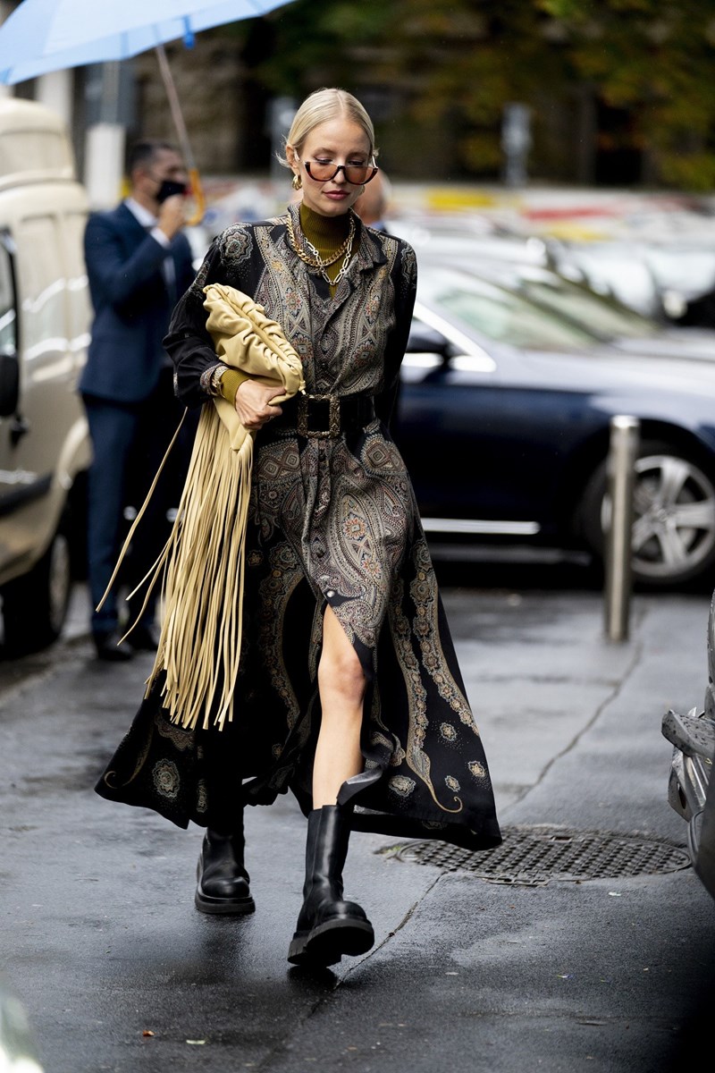 Street Style: Τι φορούν τώρα οι πιο καλοντυμένες γυναίκες στο Μιλάνο; - εικόνα 11