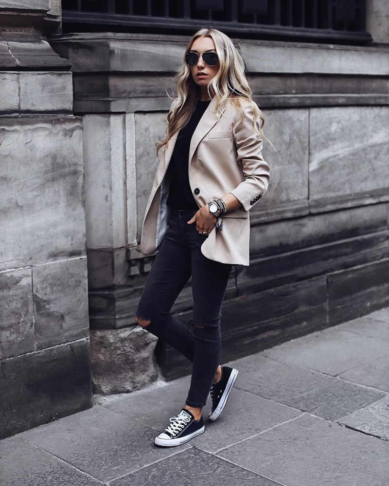 8 look για να είσαι chic και με sneakers - εικόνα 1