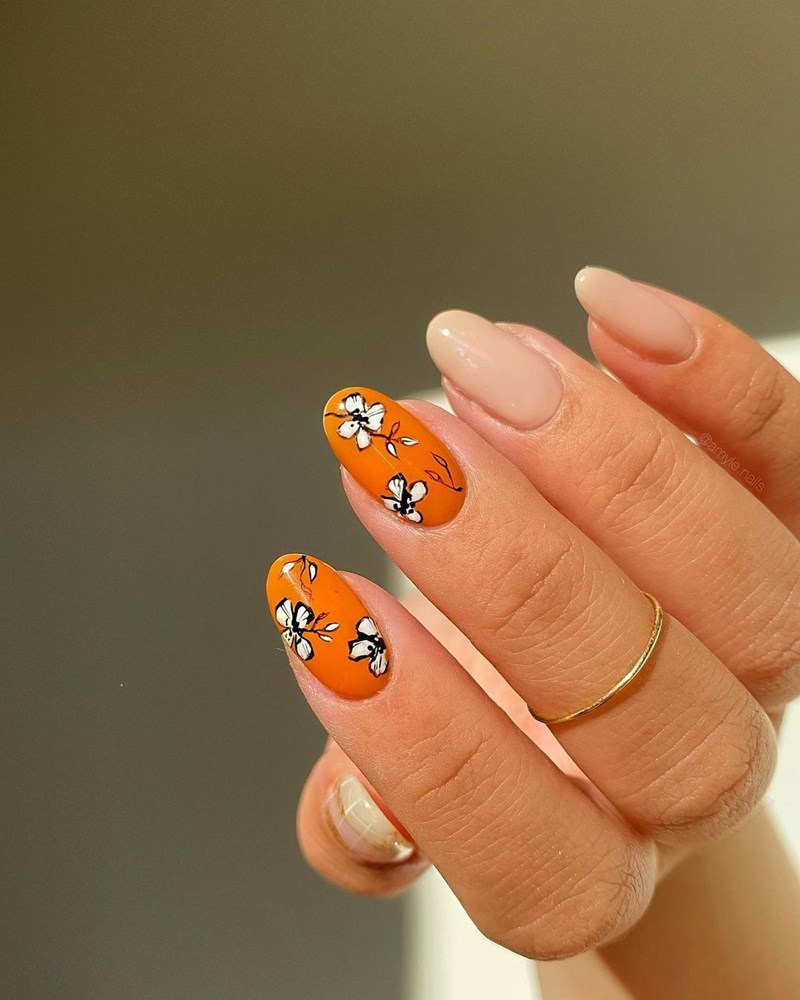 Τι και αν είναι φθινόπωρο; Τα floral manicure είναι παντού αυτή τη στιγμή! - εικόνα 4