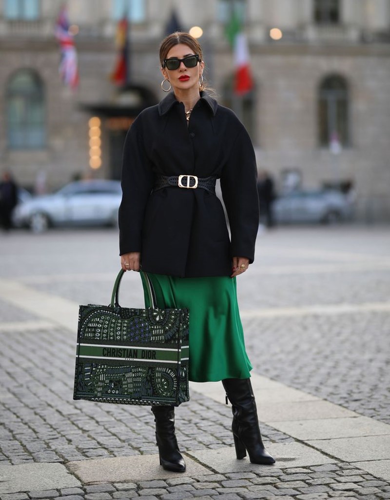 15 διαφορετικοί συνδυασμοί που μπορείς να κάνεις με μια σατέν φούστα #winter_edition - εικόνα 9