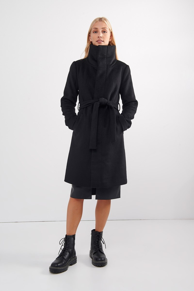 Μαύρο παλτό: Η πιο διαχρονική αγορά για την γκαρνταρόμπα σου - εικόνα 3