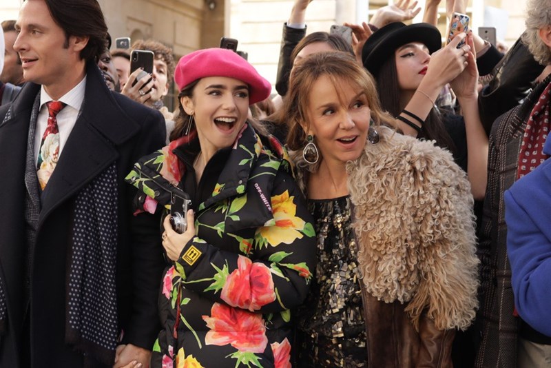 Emily in Paris: Τα ωραιότερα λουκ από την πολυσυζητημένη σειρά των ημερών - εικόνα 8
