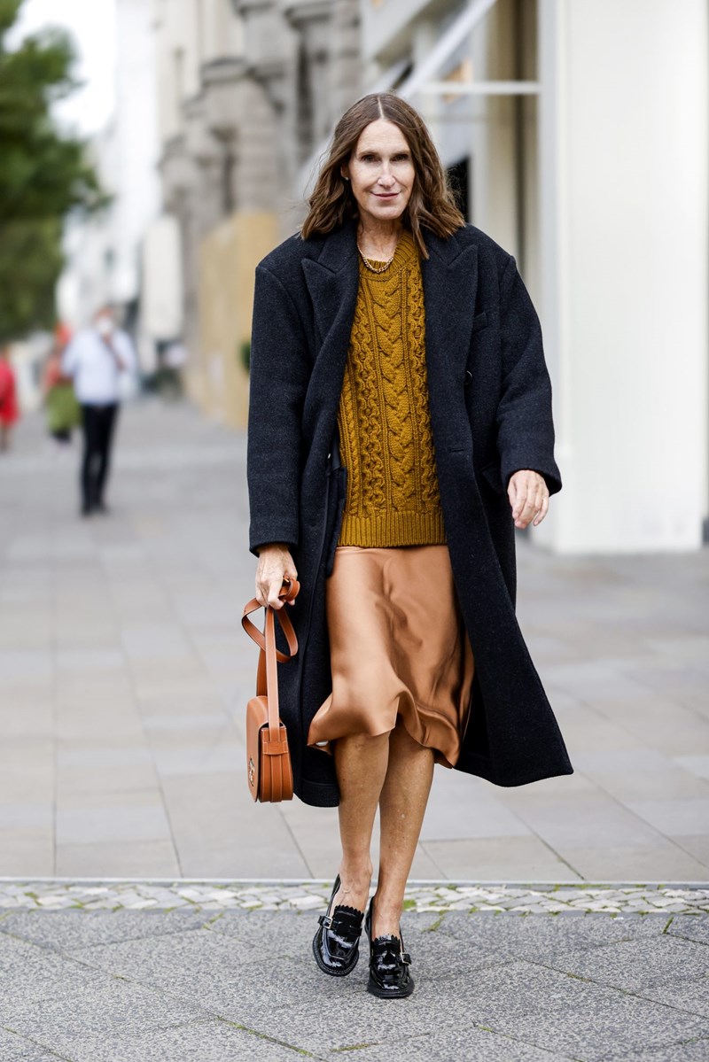 15 διαφορετικοί συνδυασμοί που μπορείς να κάνεις με μια σατέν φούστα #winter_edition - εικόνα 4