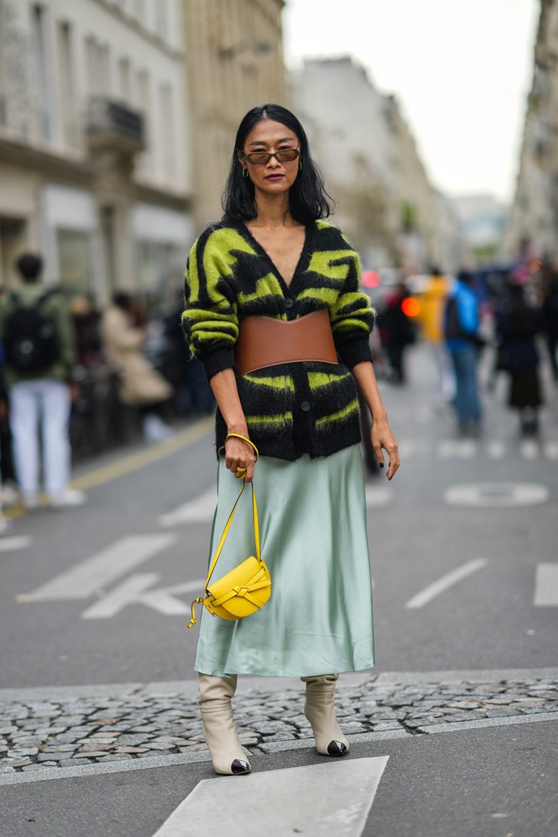 15 διαφορετικοί συνδυασμοί που μπορείς να κάνεις με μια σατέν φούστα #winter_edition - εικόνα 1