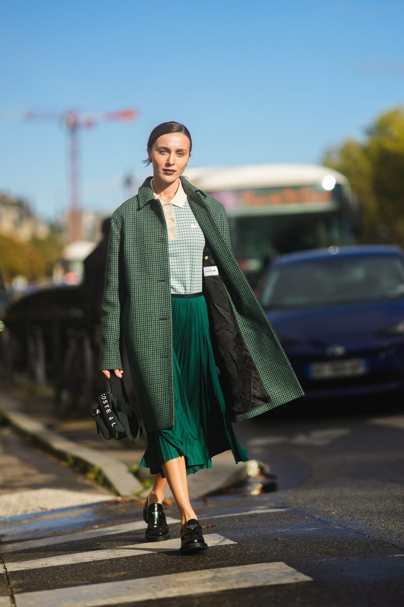 15 διαφορετικοί συνδυασμοί που μπορείς να κάνεις με μια σατέν φούστα #winter_edition - εικόνα 7