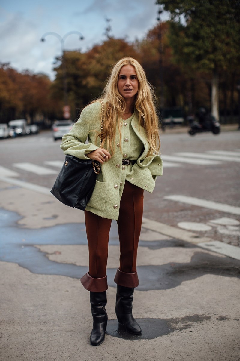 Οι μπότες που φορούν τώρα τα It girls είναι Chanel - εικόνα 2