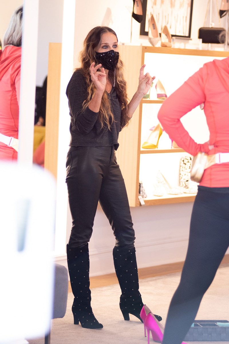Η Sarah Jessica Parker φόρεσε το δερμάτινο παντελόνι που θέλουμε (+4 οικονομικά σχέδια) - εικόνα 2