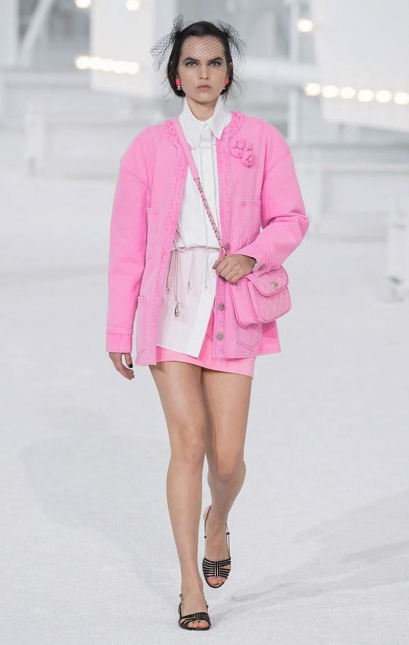 To show του οίκου Chanel στην Εβδομάδα Μόδας του Παρισιού - εικόνα 2