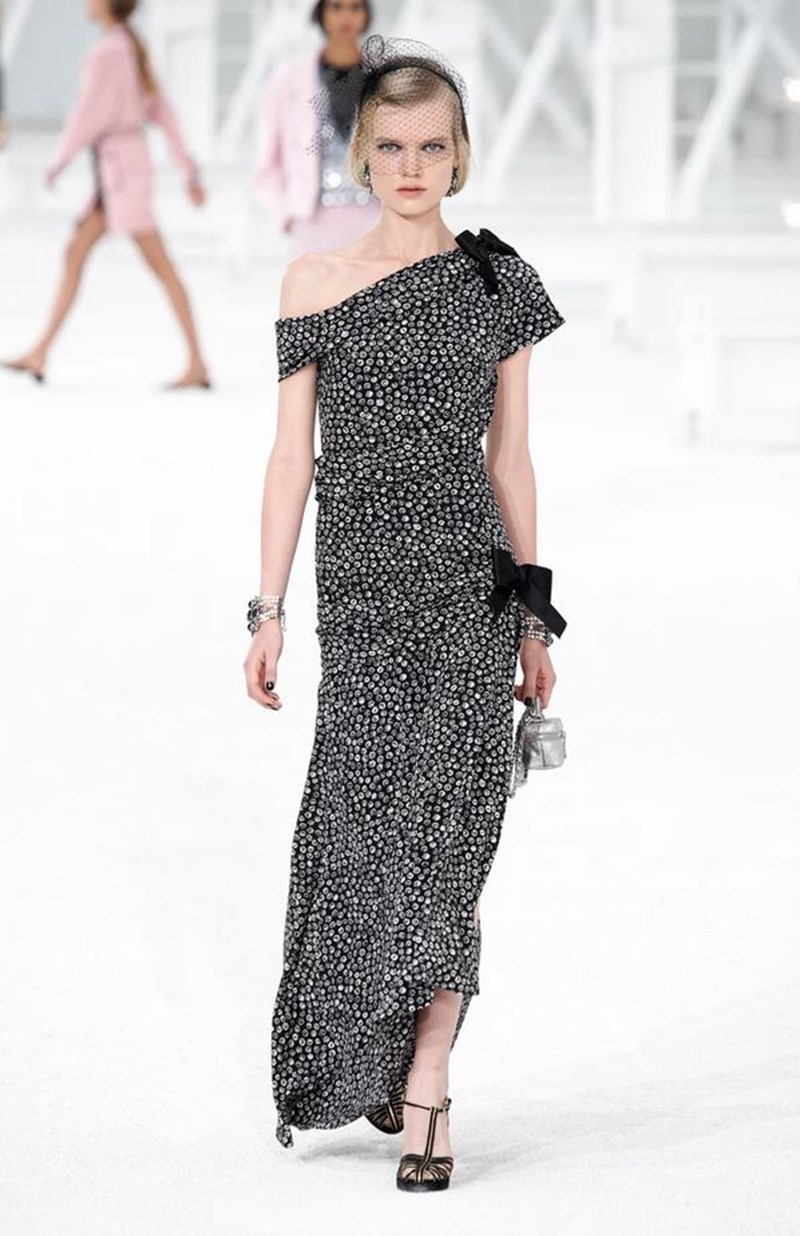 To show του οίκου Chanel στην Εβδομάδα Μόδας του Παρισιού - εικόνα 3