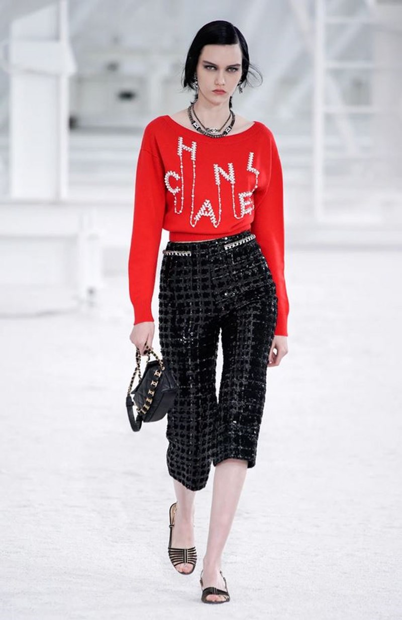 To show του οίκου Chanel στην Εβδομάδα Μόδας του Παρισιού - εικόνα 4