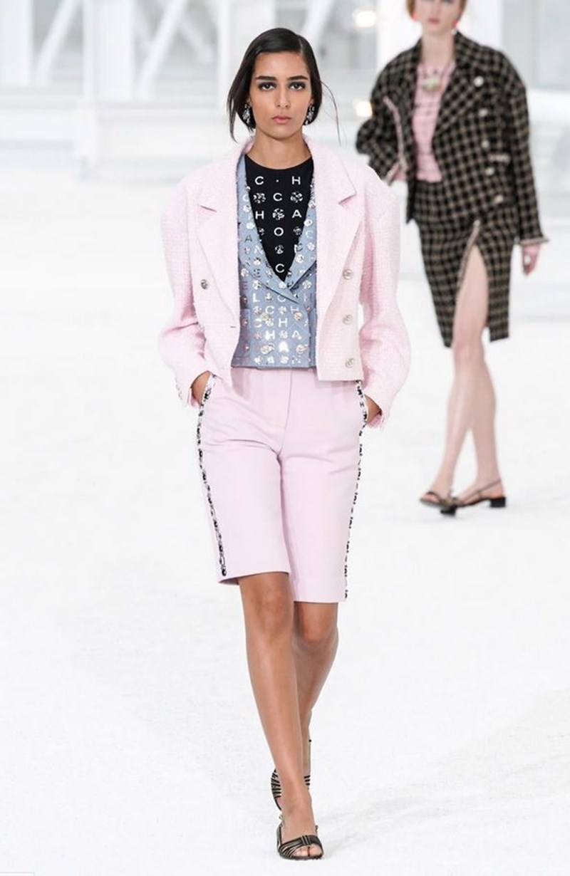 To show του οίκου Chanel στην Εβδομάδα Μόδας του Παρισιού - εικόνα 10