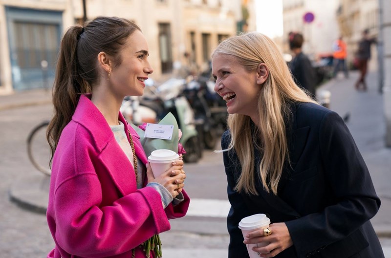 Γιατί η Camille του Emily in Paris είναι το αγαπημένο μας style icon τώρα - εικόνα 1