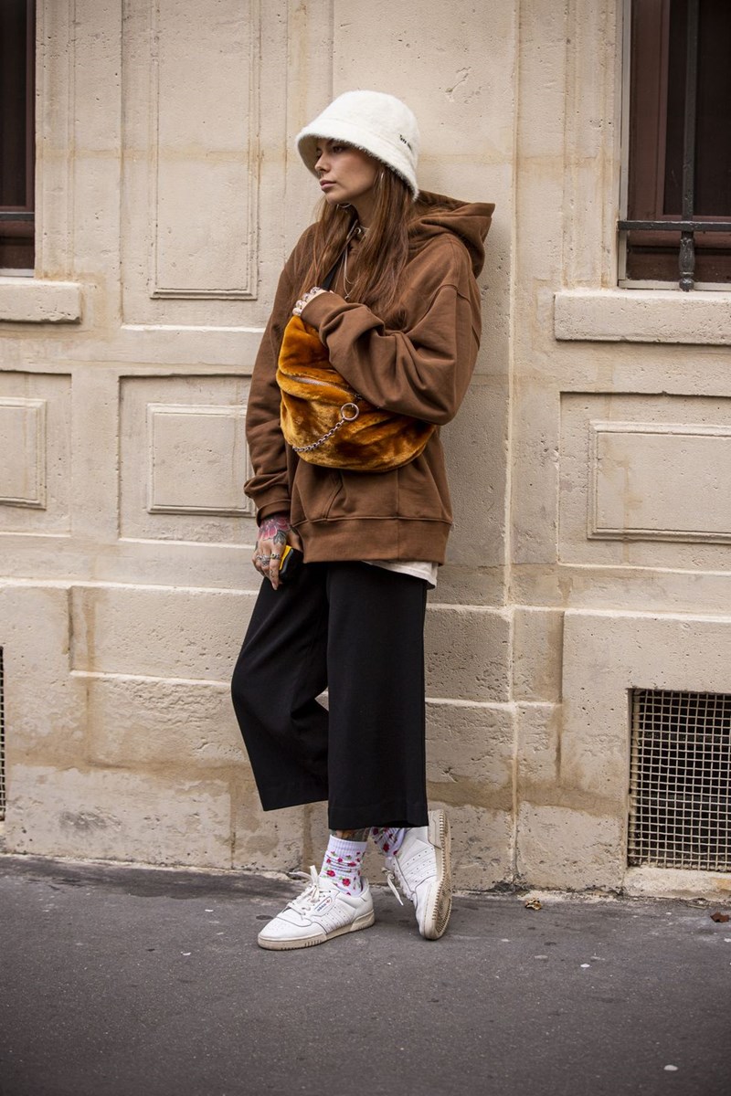 6 super stylish εμφανίσεις που θα σε πείσουν πως το φούτερ είναι η απόλυτη αγορά του χειμώνα - εικόνα 2