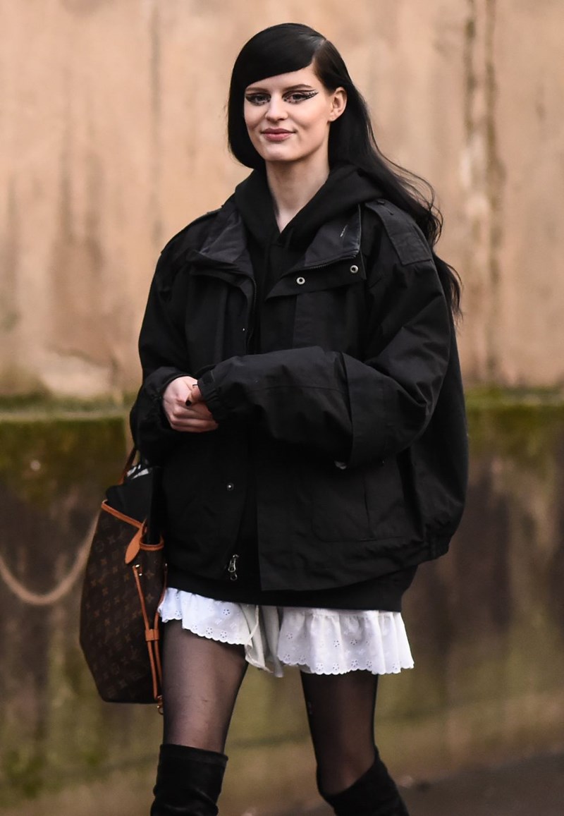 6 super stylish εμφανίσεις που θα σε πείσουν πως το φούτερ είναι η απόλυτη αγορά του χειμώνα - εικόνα 4