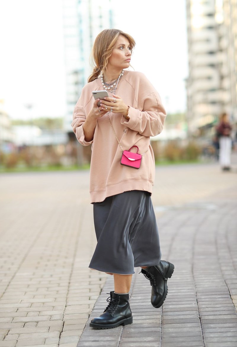 6 super stylish εμφανίσεις που θα σε πείσουν πως το φούτερ είναι η απόλυτη αγορά του χειμώνα - εικόνα 5