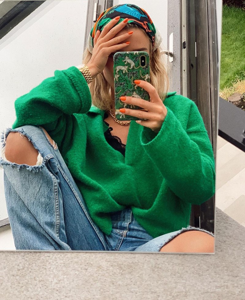 18 ακαταμάχητες (casual but chic) εμφανίσεις που ταιριάζουν «γάντι» στην εποχή - εικόνα 6