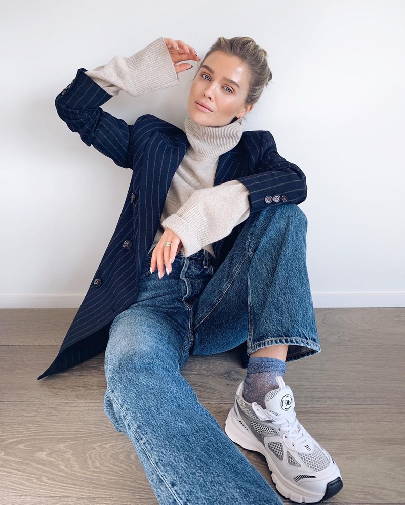 18 ακαταμάχητες (casual but chic) εμφανίσεις που ταιριάζουν «γάντι» στην εποχή - εικόνα 4