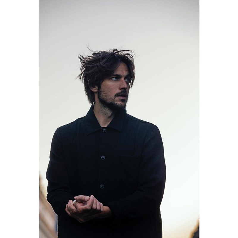 Lucas Bravo: Τι πρέπει να ξέρεις για τον σέξυ πρωταγωνιστή του Emily in Paris - εικόνα 4