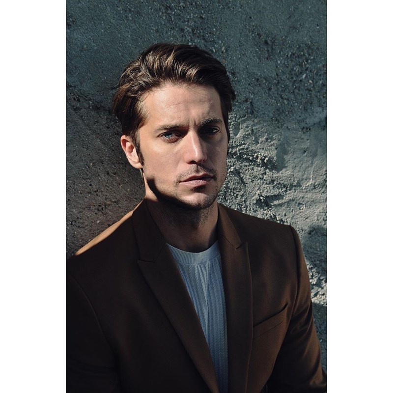 Lucas Bravo: Τι πρέπει να ξέρεις για τον σέξυ πρωταγωνιστή του Emily in Paris - εικόνα 2