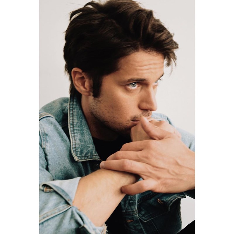 Lucas Bravo: Τι πρέπει να ξέρεις για τον σέξυ πρωταγωνιστή του Emily in Paris - εικόνα 1