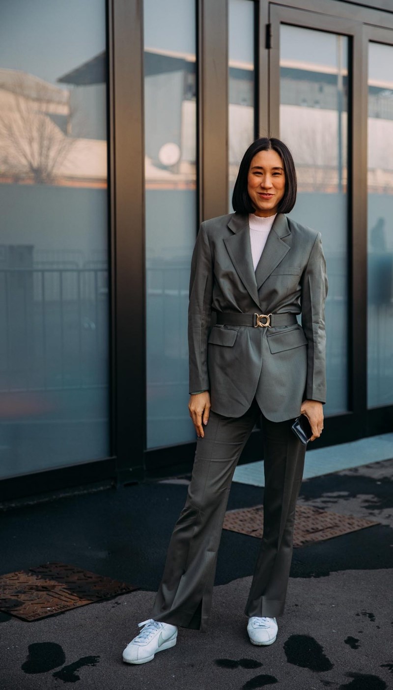 Η μέρα μας εμπνέει να φορέσουμε γκρι: 12 κομμάτια και 8 street style ιδέες για να «αγκαλιάσουμε» αυτό το χρώμα - εικόνα 2