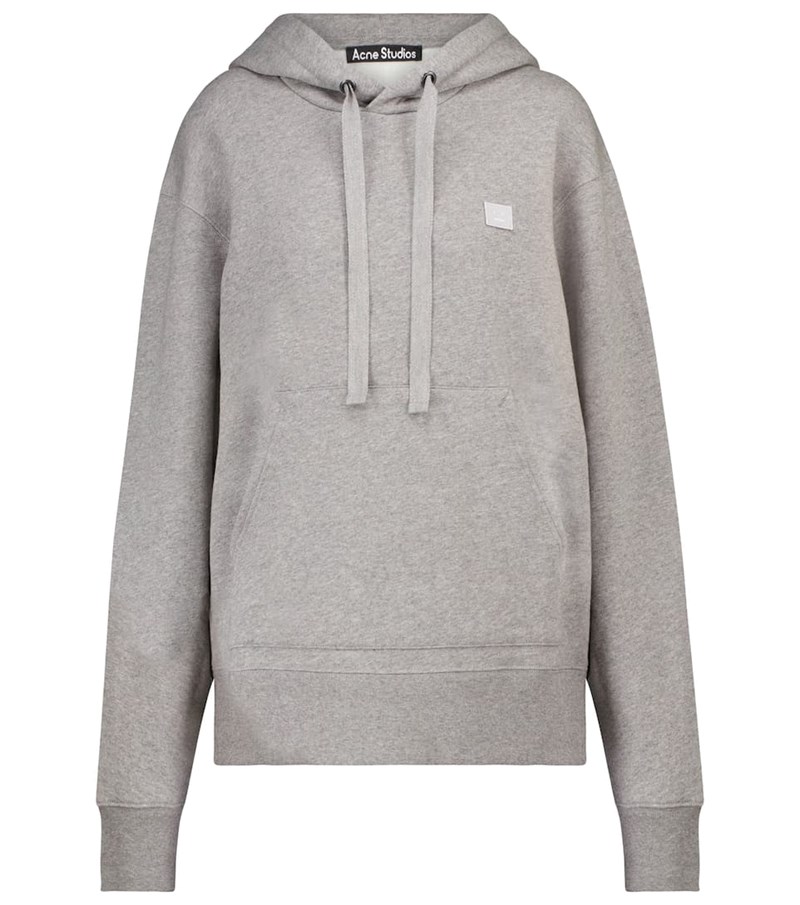 Η μέρα μας εμπνέει να φορέσουμε γκρι: 12 κομμάτια και 8 street style ιδέες για να «αγκαλιάσουμε» αυτό το χρώμα - εικόνα 6