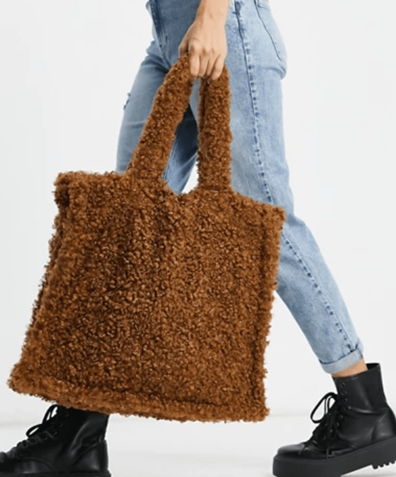 Δεν θα σου πούμε ψέματα! Μια fluffy τσάντα είναι αυτό ακριβώς που χρειάζεσαι τώρα - εικόνα 10