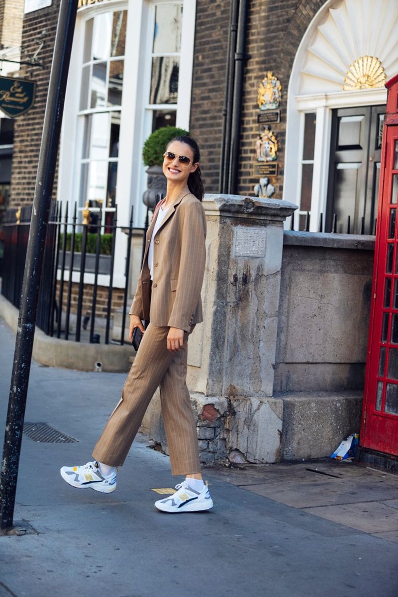 Κοστούμι με sneakers: Γιατί κάθε γυναίκα κρύβει μέσα της ένα girl boss - εικόνα 3