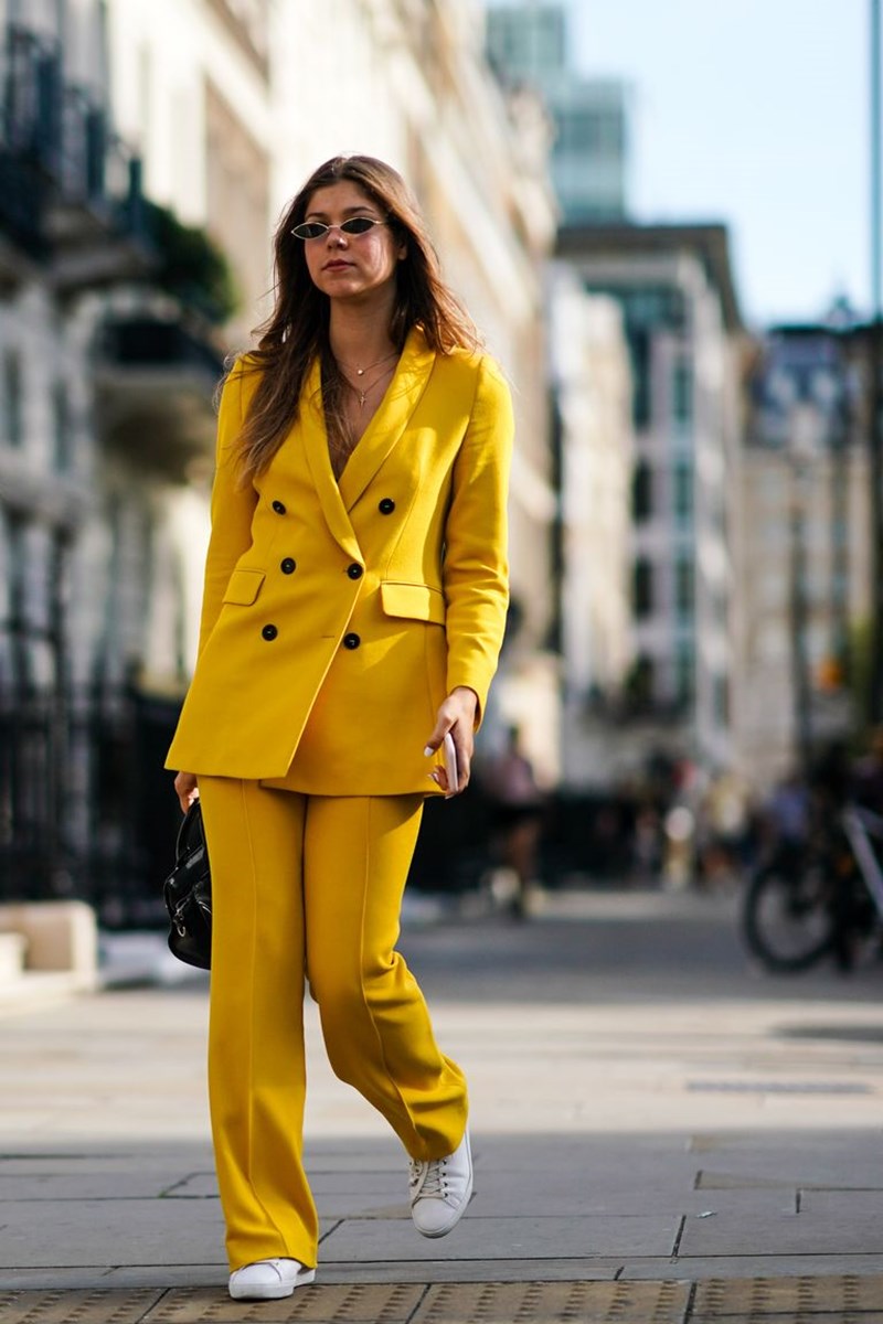 Κοστούμι με sneakers: Γιατί κάθε γυναίκα κρύβει μέσα της ένα girl boss - εικόνα 2