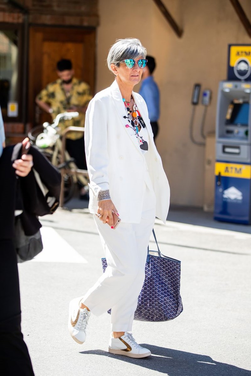 Κοστούμι με sneakers: Γιατί κάθε γυναίκα κρύβει μέσα της ένα girl boss - εικόνα 13