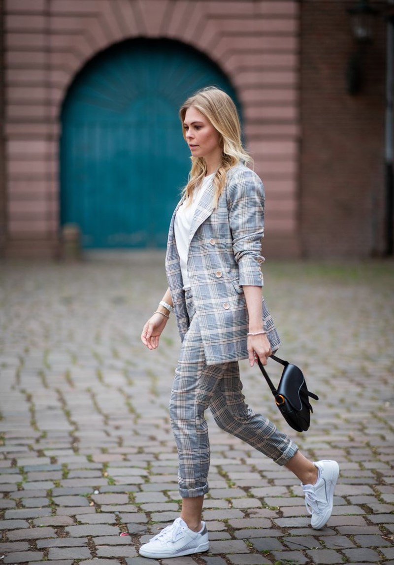 Κοστούμι με sneakers: Γιατί κάθε γυναίκα κρύβει μέσα της ένα girl boss - εικόνα 12