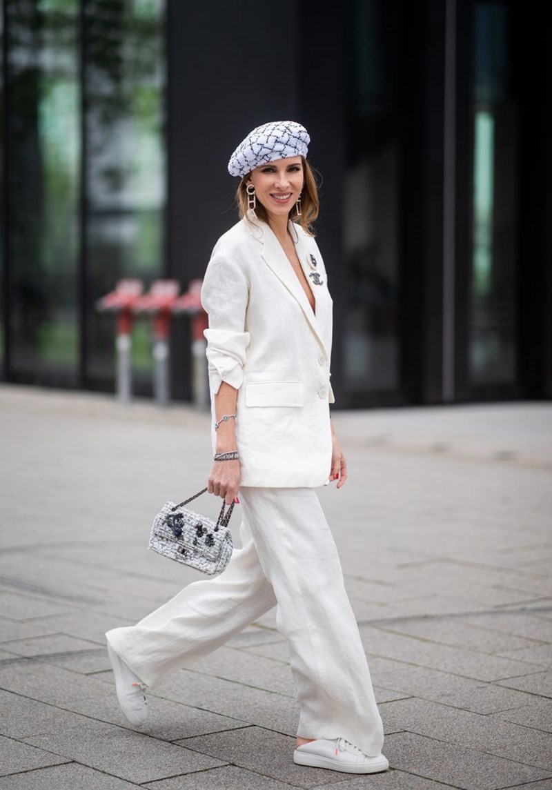 Κοστούμι με sneakers: Γιατί κάθε γυναίκα κρύβει μέσα της ένα girl boss - εικόνα 10