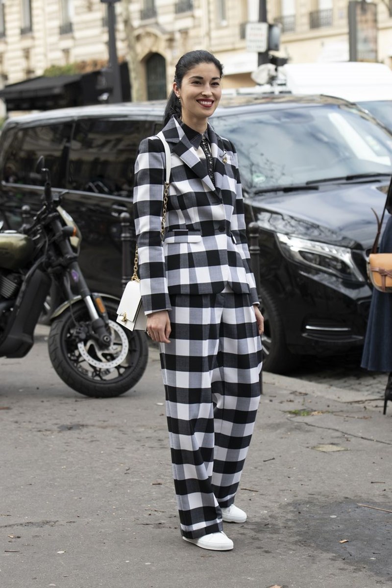 Κοστούμι με sneakers: Γιατί κάθε γυναίκα κρύβει μέσα της ένα girl boss - εικόνα 7