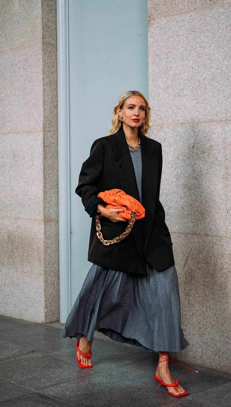 Η μέρα μας εμπνέει να φορέσουμε γκρι: 12 κομμάτια και 8 street style ιδέες για να «αγκαλιάσουμε» αυτό το χρώμα - εικόνα 3