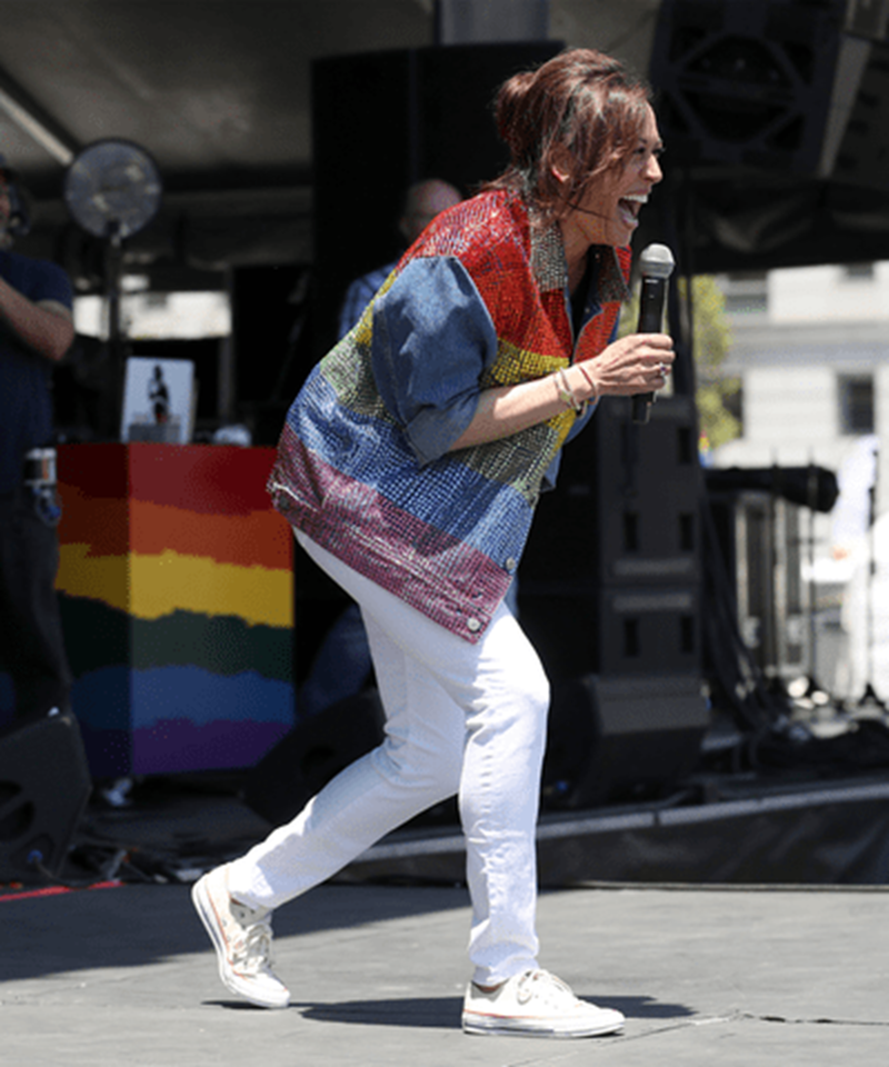 Kamala Harris: Η πρώτη γυναίκα Αντιπρόεδρος των ΗΠΑ έχει ΚΑΙ μοναδικό στυλ - εικόνα 1