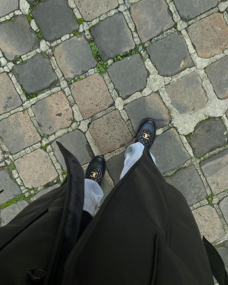 Τα Chanel flats που αγαπούν τώρα τα κορίτσια της μόδας - εικόνα 3