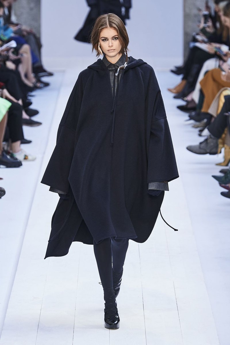 Αυτές τις κάπες αν χρειαστεί θα τις φορέσουμε ακόμα και στο σαλόνι μας (τόσο τις έχουμε λατρέψει!) - εικόνα 1