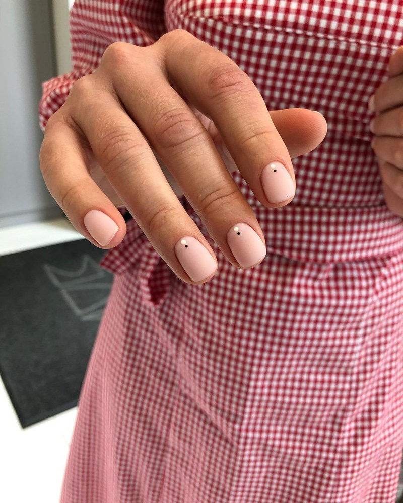 Μανικιούρ: 6 μίνιμαλ σχέδια για να πειραματιστείς στο σπίτι - εικόνα 2