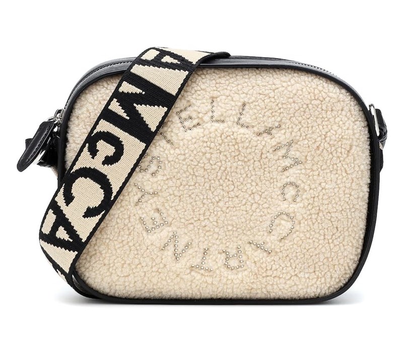 Δεν θα σου πούμε ψέματα! Μια fluffy τσάντα είναι αυτό ακριβώς που χρειάζεσαι τώρα - εικόνα 13