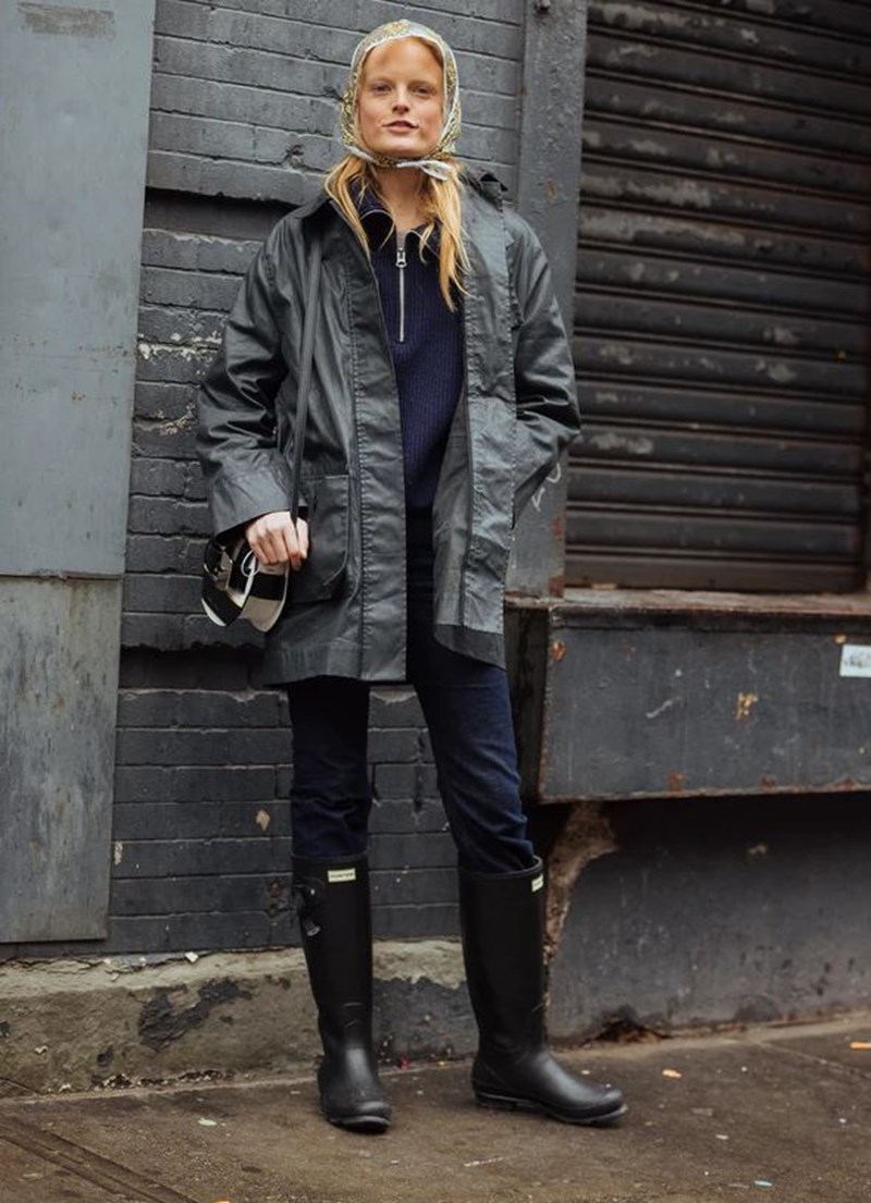 Τα μοναδικά παπούτσια που χρειάζεσαι τώρα είναι οι γαλότσες! 8 looks για να τις συνδυάσεις σούπερ - εικόνα 3