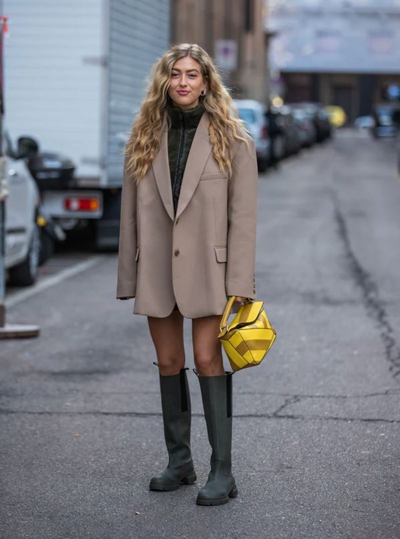 Τα μοναδικά παπούτσια που χρειάζεσαι τώρα είναι οι γαλότσες! 8 looks για να τις συνδυάσεις σούπερ - εικόνα 1