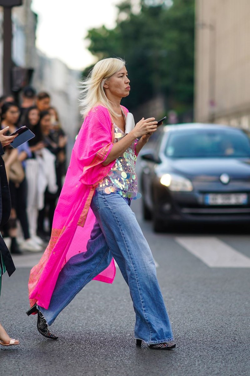 18 glam street style looks που θα σε πείσουν να φορέσεις παντελόνι στο φετινό ρεβεγιόν - εικόνα 8