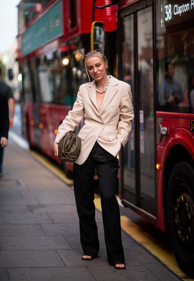 18 glam street style looks που θα σε πείσουν να φορέσεις παντελόνι στο φετινό ρεβεγιόν - εικόνα 9