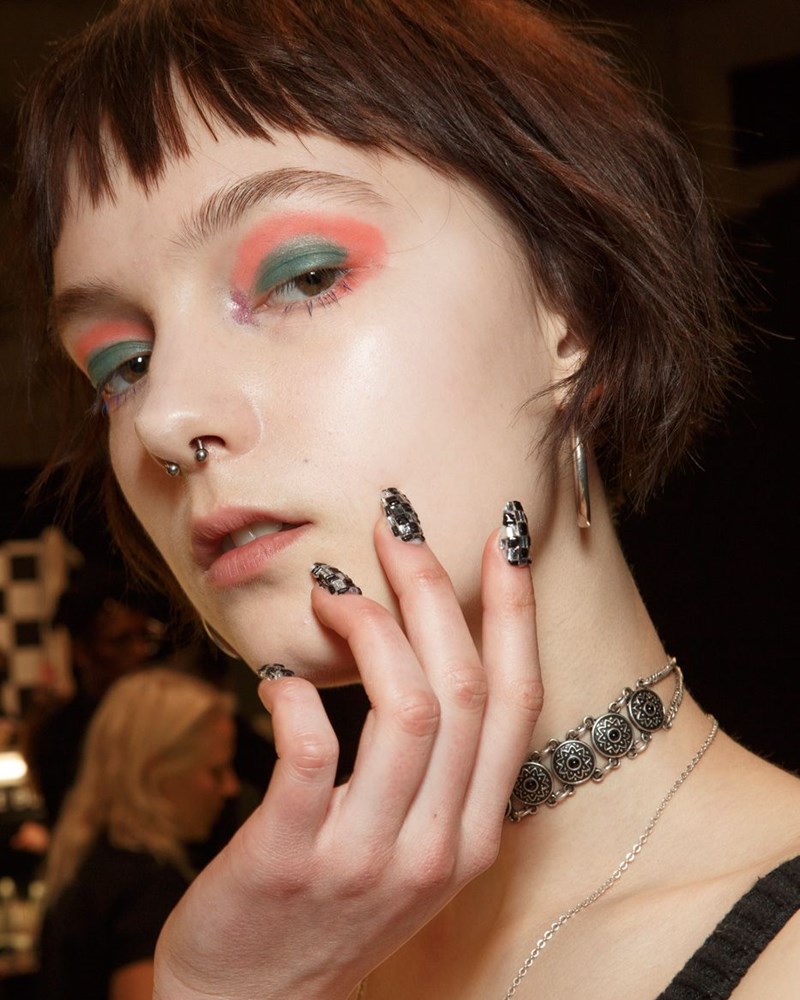 10+1 γιορτινά μανικιούρ αυστηρά για όσες έχουν αδυναμία στην... λάμψη! - εικόνα 4