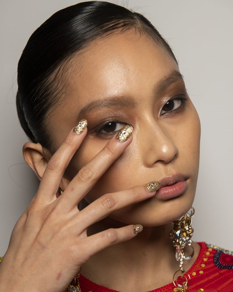 10+1 γιορτινά μανικιούρ αυστηρά για όσες έχουν αδυναμία στην... λάμψη! - εικόνα 1