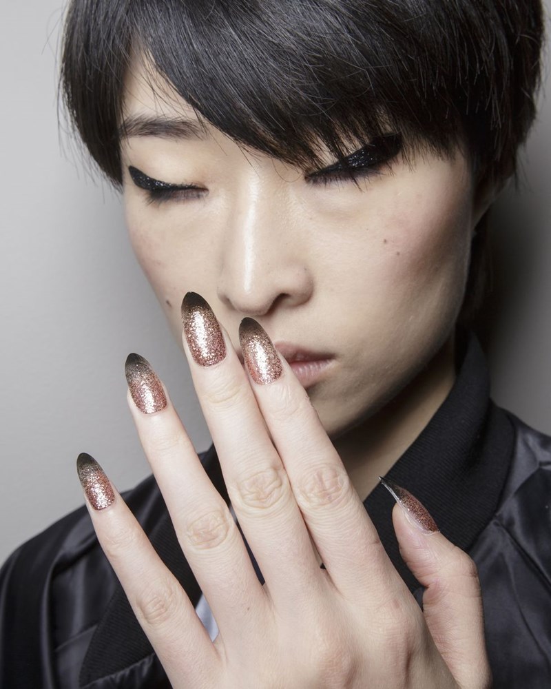 10+1 γιορτινά μανικιούρ αυστηρά για όσες έχουν αδυναμία στην... λάμψη! - εικόνα 2