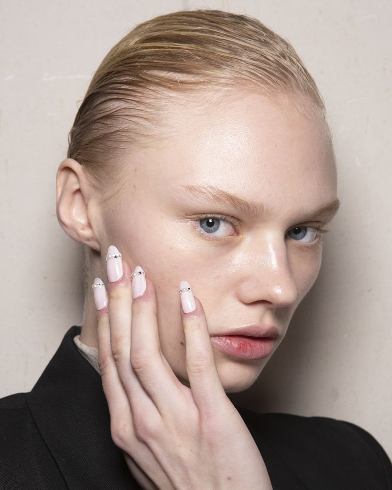 10+1 γιορτινά μανικιούρ αυστηρά για όσες έχουν αδυναμία στην... λάμψη! - εικόνα 3