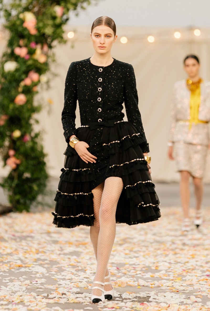 Το Haute Couture show του οίκου Chanel θύμιζε μια ονειρεμένη, γαμήλια τελετή στην εξοχή - εικόνα 30